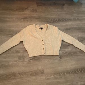Beige cropped sweater cardigan with brown buttons